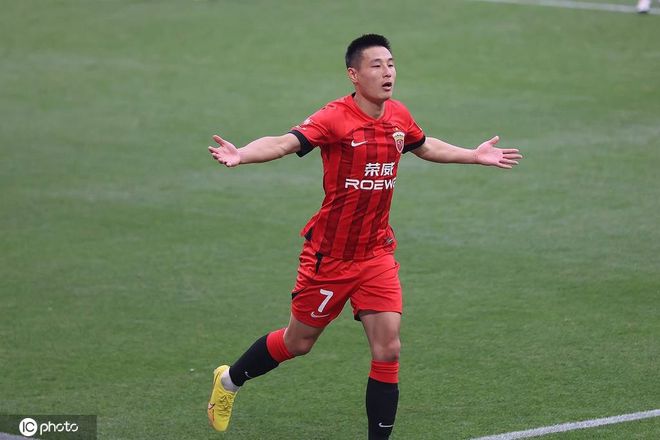 开云体育:中超“神剧”再现！乌龙、点球、红牌，剧情比编剧还敢写！的简单介绍