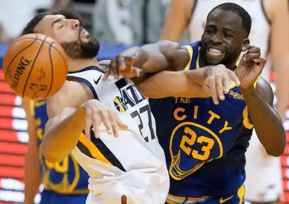 关于开云体育:勇士队格林的防守策略解析：如何限制对手的进攻火力，成为球队的防守屏障？的信息